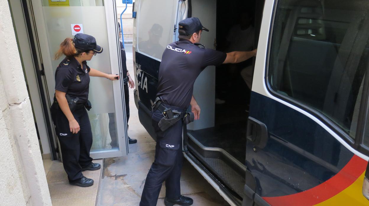 Imagen de agentes de la Policía Nacional bajándo al detenido