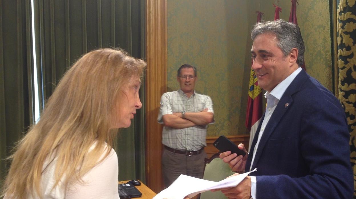 María Jesús Amores, concejal de Ciudadanos y Ángel Mariscal (PP), alcalde de Cuenca,