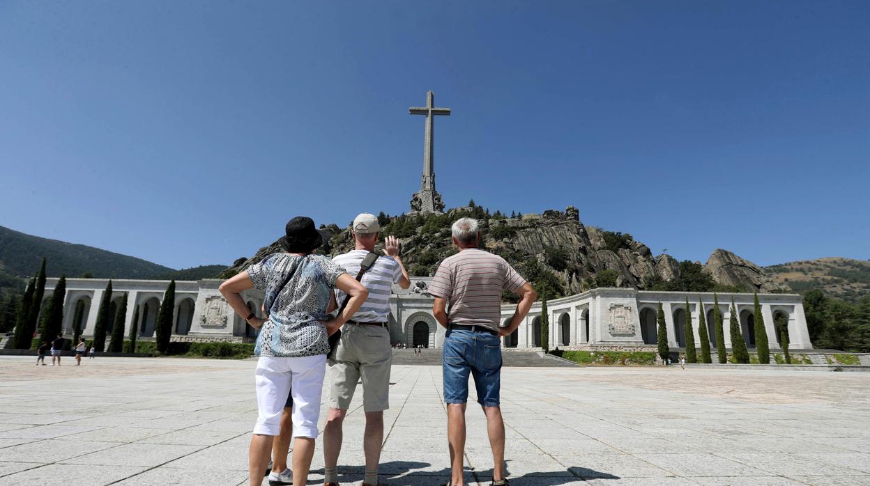 Varias personas, visitando el Valle de los Caídos