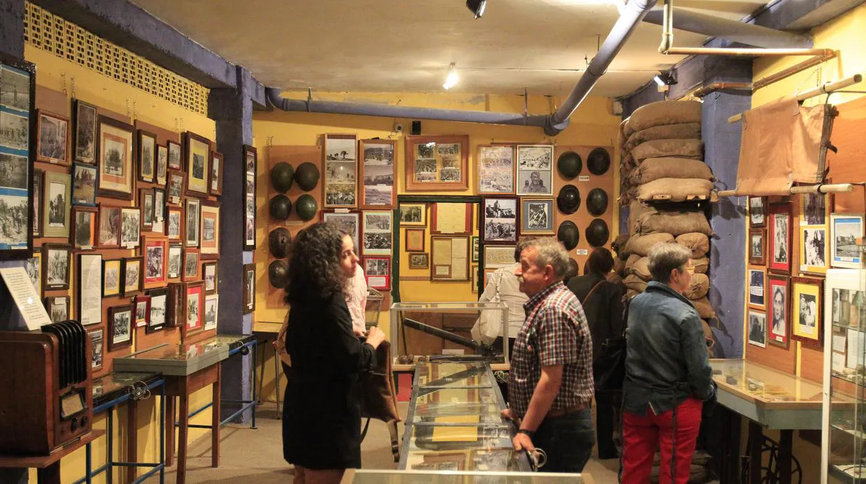 Varias personas, visitando el Museo de la Guerra Civil de Morata en su actual ubicación, en un restaurante