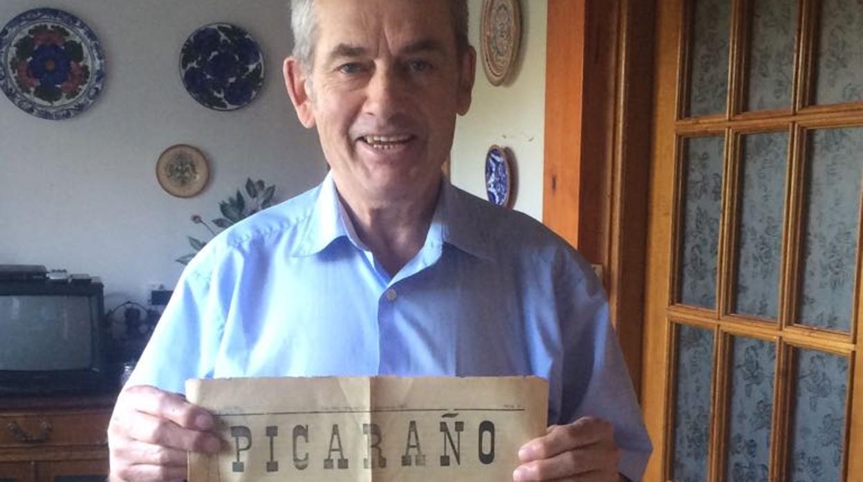 Vicente González con un ejemplar del periódico fundado por su abuelo