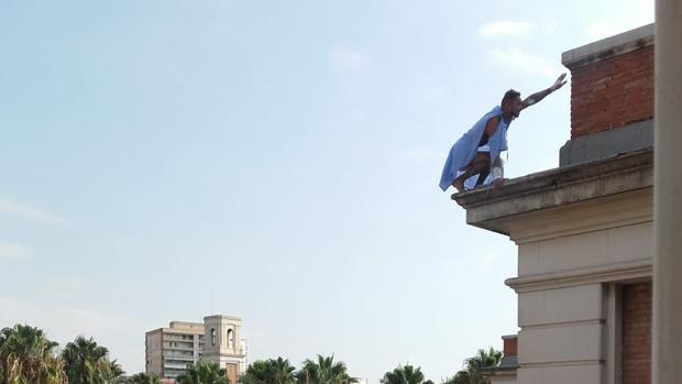 Un paciente del Hospital General de Valencia escala uno de los edificios para que su novia le perdone