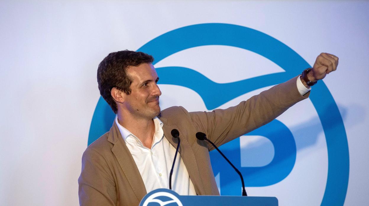 El líder del PP, Pablo Casado, durante una rueda de prensa en la sede popular de Menorca