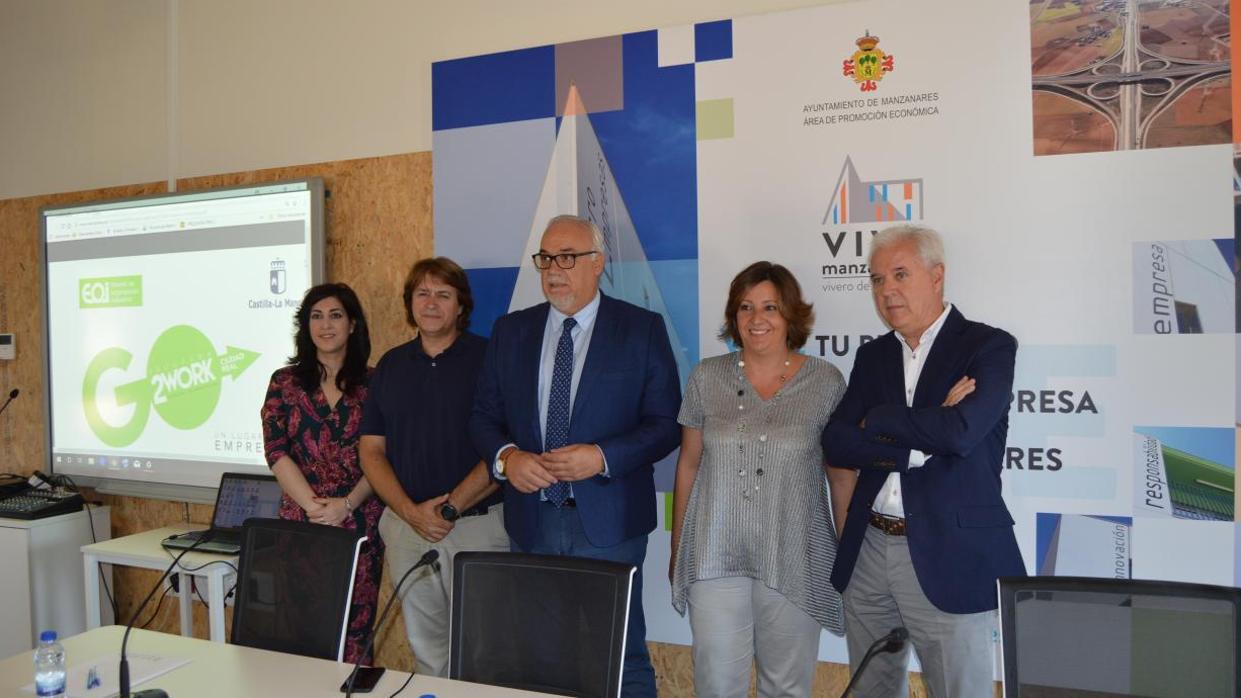 La consejera de Economía, Patricia Franco, presenta el nuevo espacio coworking de Manzanares