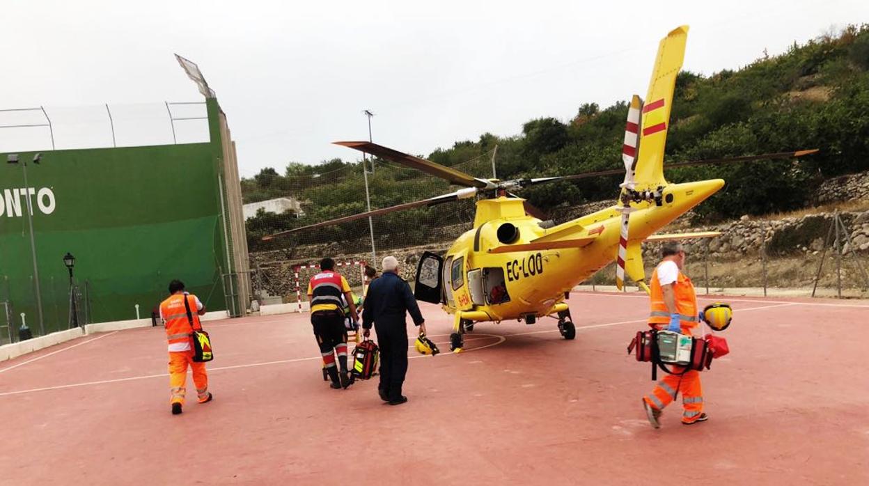 Imagen del helicóptero en la pista de fútbol sala del pueblo