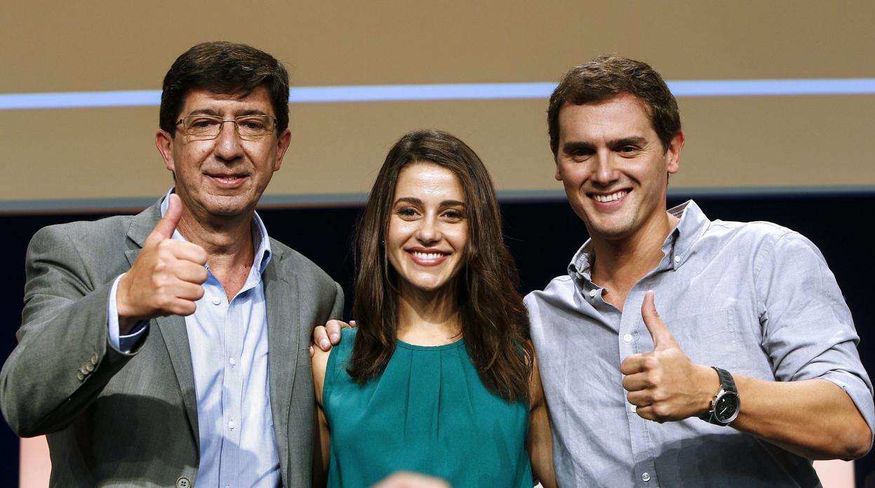 El candidato de Cs para Andalucía, Juan Marín; la número dos de Cs, Inés Arrimadas, y el líder, Albert Rivera.