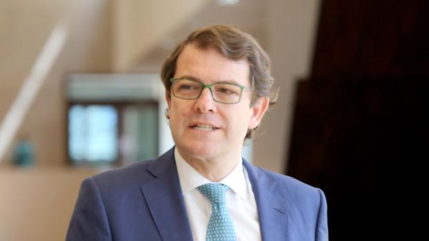 Mañueco carga contra el senador que llamó «tonto del pueblo» a un alcalde de Soria