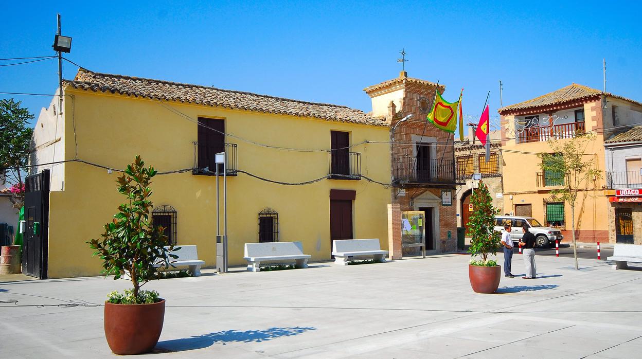 Plaza de la Constitución, y al fondo, el Ayuntamiento de Burguillos