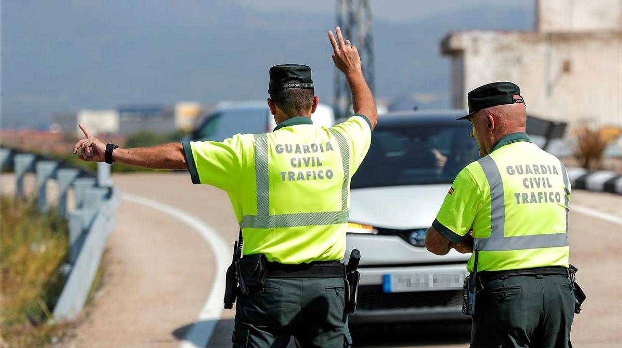 Agentes de la Guardia Civil, en un control de carretera