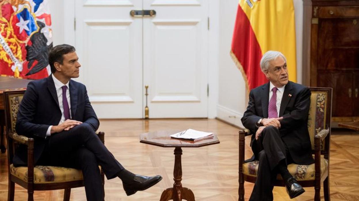 El presidente del Gobierno, Pedro Sánchez, con el presidente de Chile, presente de Chile, este martes durante su gira latinoamericana