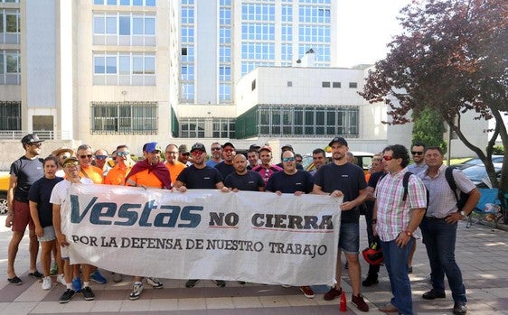 Trabajadores de Vestas instalan un campamento permanente a las puertas de la factoría