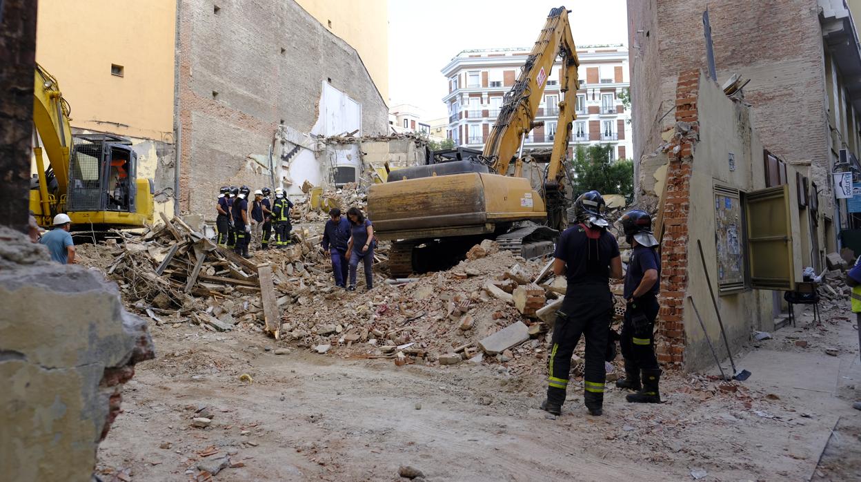 Los bomberos y técnicos municipales, en el solar del bar de copas derribado