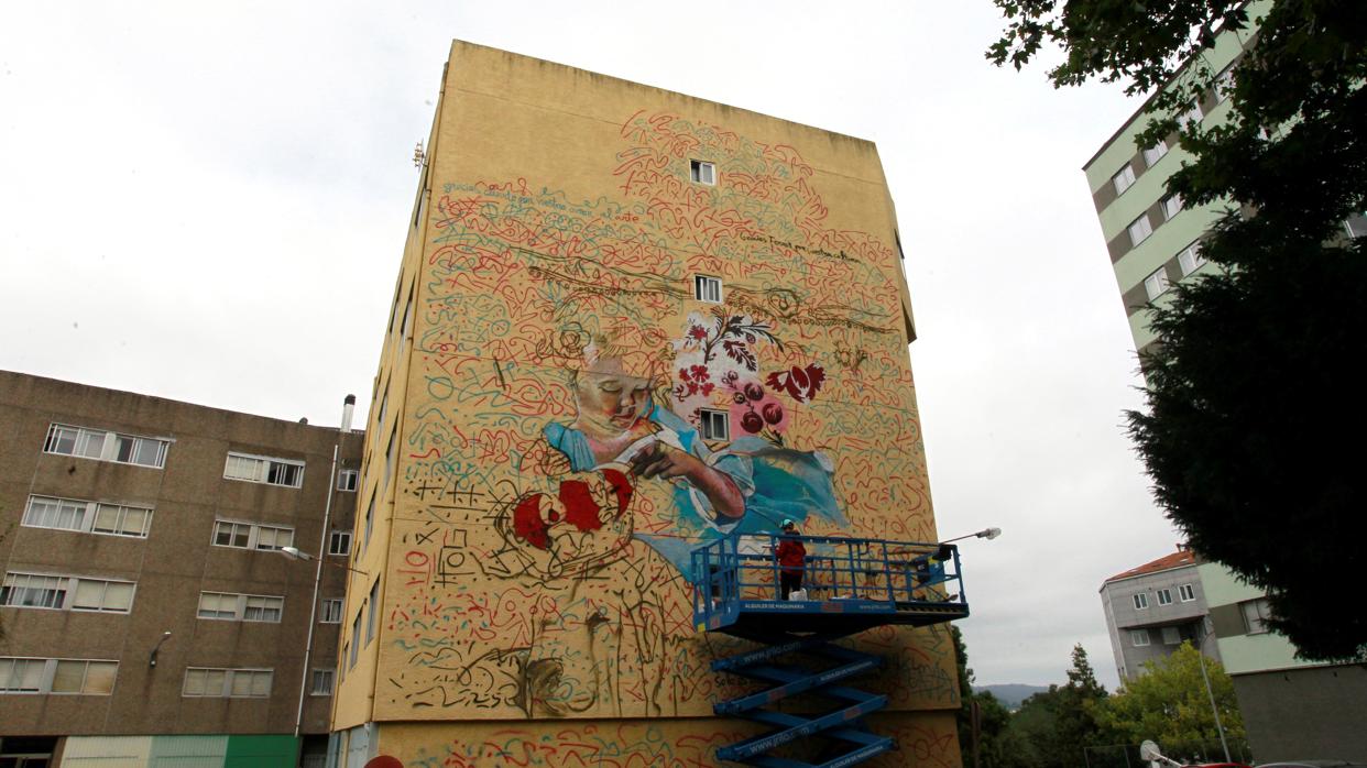En la imagen la primera artista comenzó ya un mural de gran formato en uno de los edificios