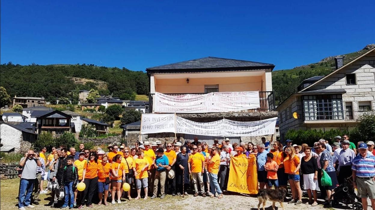 Manifestación de los vecinos de Porto (Zamora) por la carretera de acceso al pueblo