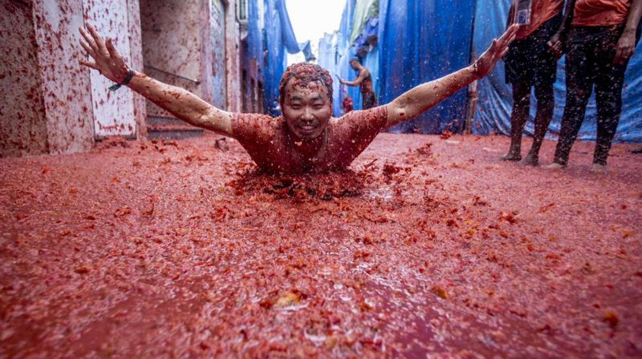 Un participante en la última Tomatina de Buñol