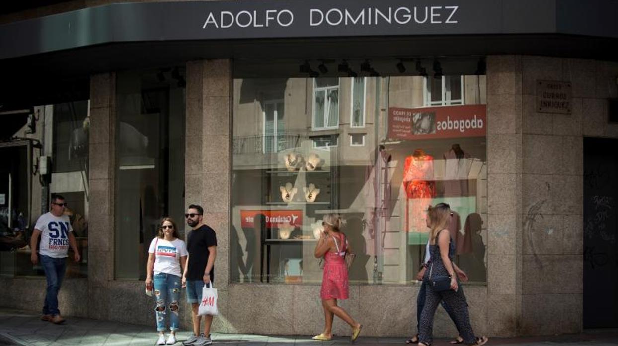 Una tienda de Adolfo Dominguez en la ciudad gallega de Orense