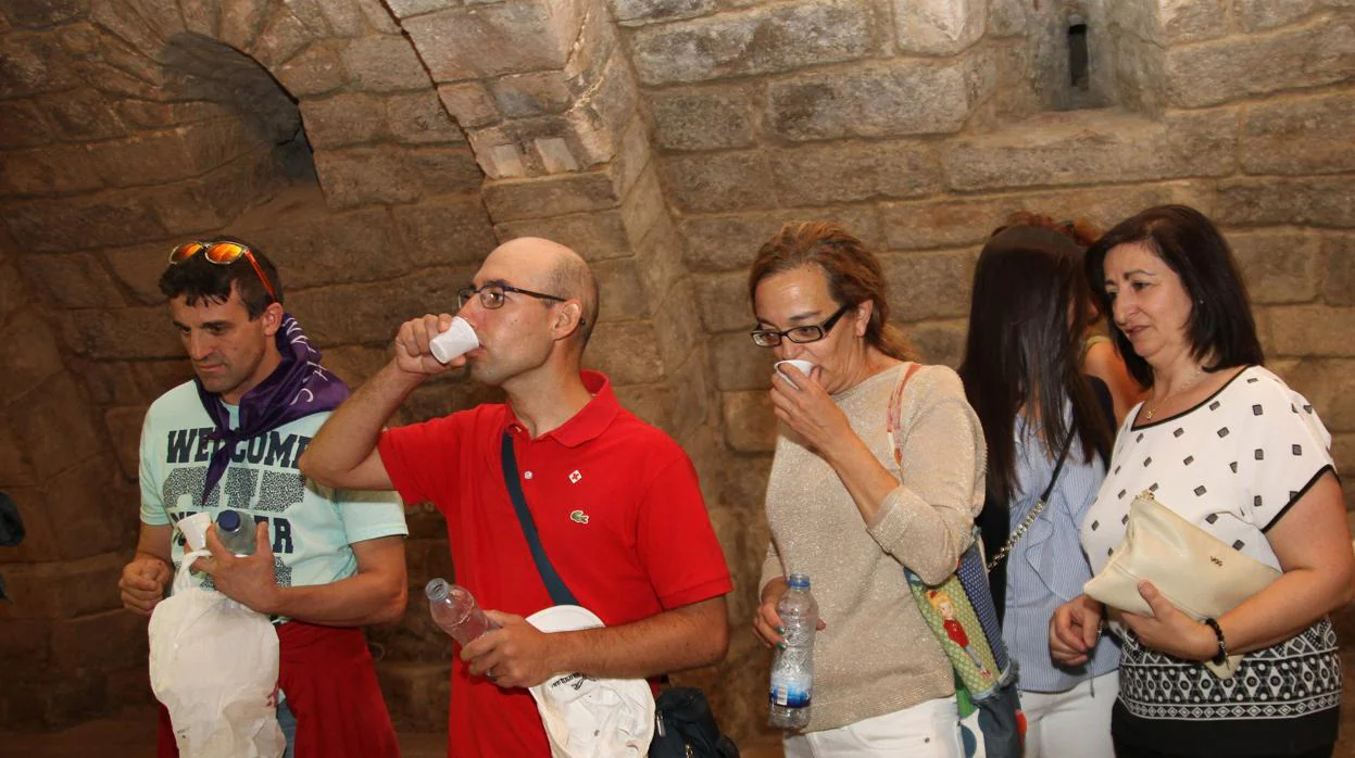 Palentinos cumpliendo con la tradición de beber agua en la cripta
