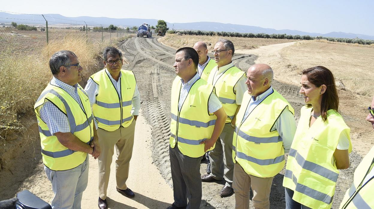 El consejero de Agricultura ha visitado las obras en el camino de Sonseca