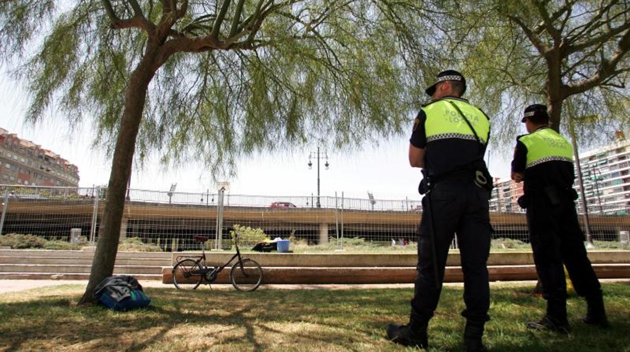 Dos agentes de la Policía Local de Valencia en tareas de vigilancia