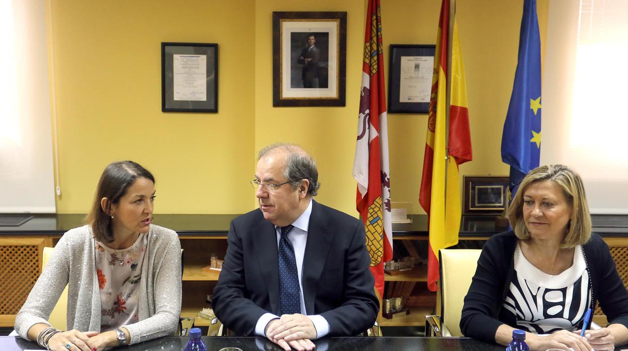 El presidente de la Junta de Castilla y León, Juan Vicente Herrera y la ministra de Industria, Reyes Maroto, se reúnen con el Comité de Empresa de Vestas junto a la consejera de Hacienda