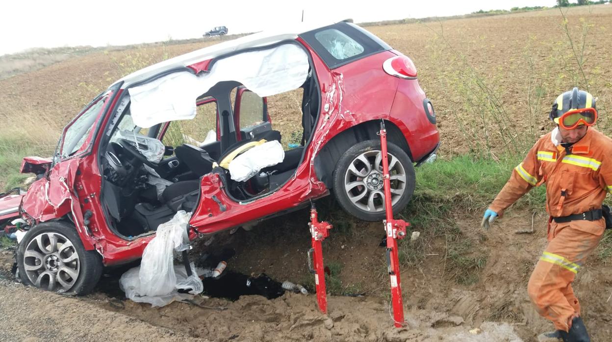 Una colisión de dos coches deja un muerto y tres heridos graves en Sinarcas