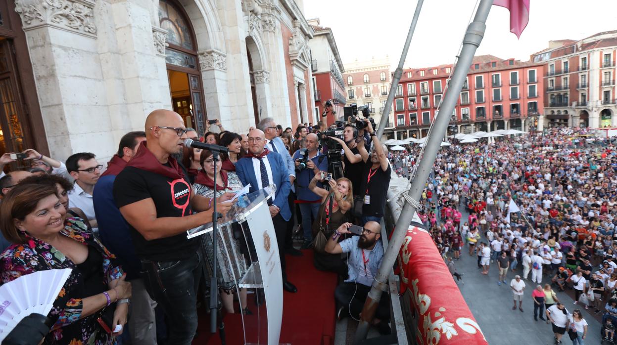 El pregonero César Pérez Gellida, ayer en la Plaza Mayor