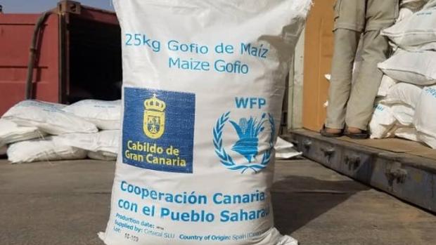 Llega a Tinduf el gofio canario que se envía a los saharauis