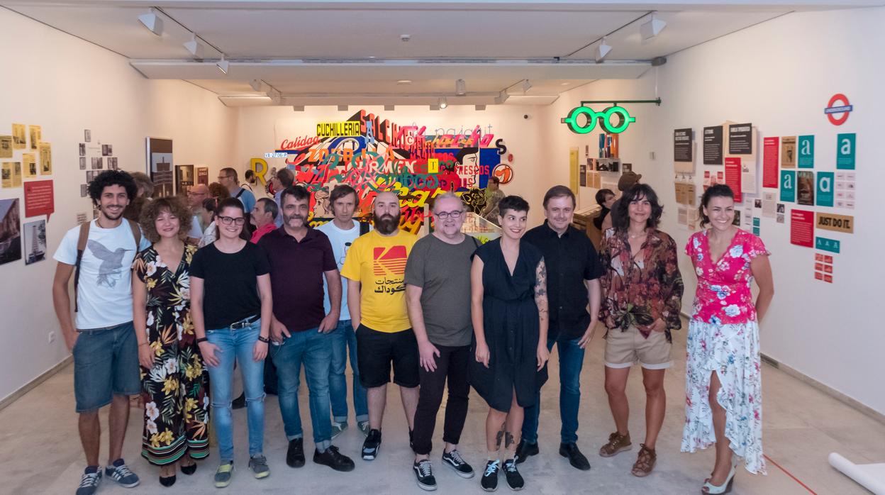 La concejala de Cultura acompañada de la comisaria de la muestra con los artistas de «Valladolid con carácter»