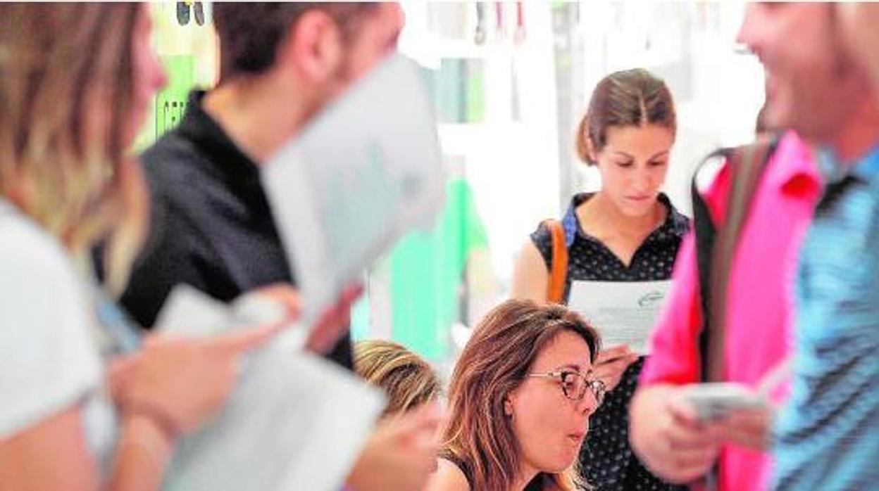 Opositores repasan sus apuntes antes de un examen