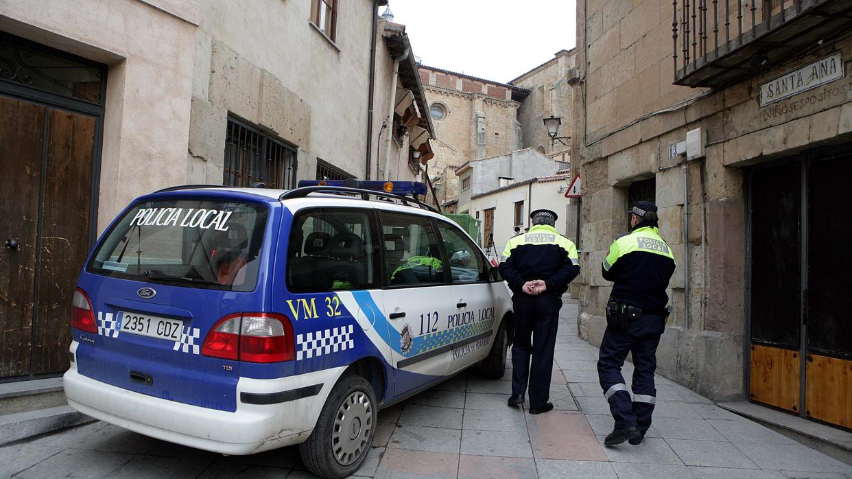 Foto de archivo de un coche de policía en Salamanca