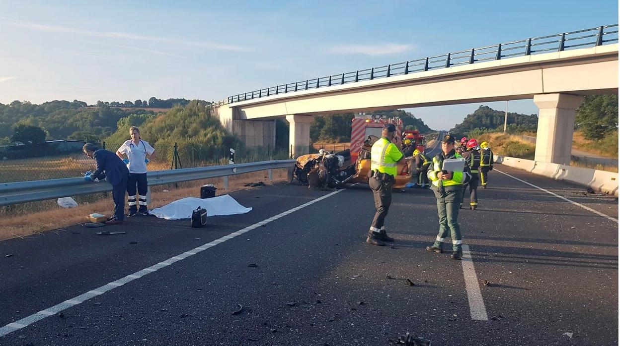 Accidente entre un turismo y un microbús en Bóveda (Lugo)