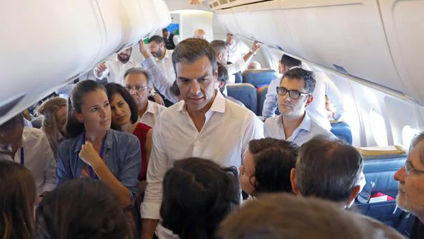 El presidente del Gobierno, Pedro Sánchez, en el vuelo de regreso de su gira latinoamericana
