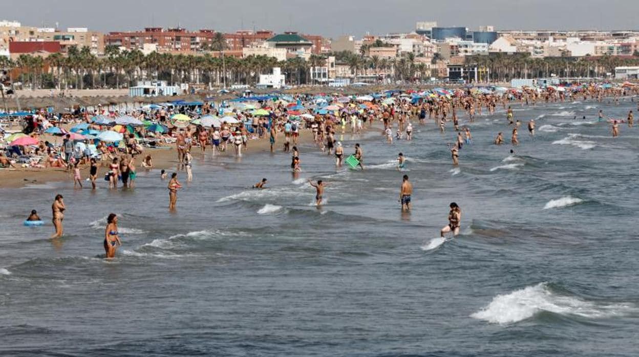 Bañistas en la playa de la Malvarrosa, en Valencia, este sábado