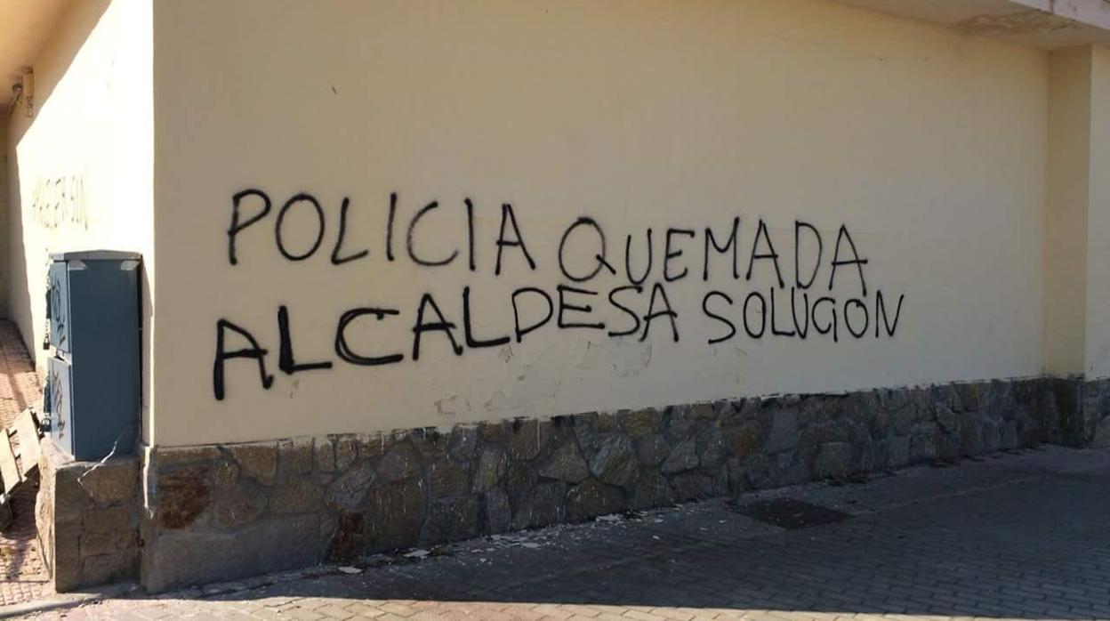 Una pintada cercana al parque donde se va a celebrar el polémico festival Amanecer Bailando, en Móstoles