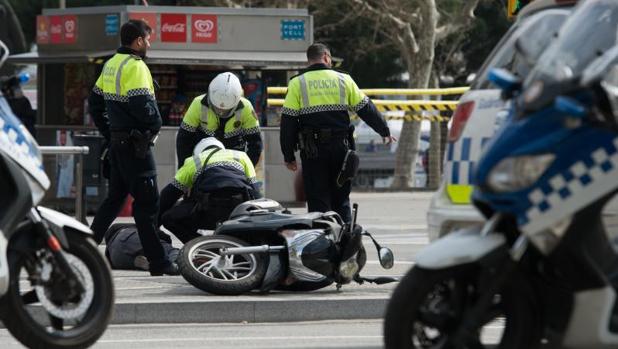 Muere un motorista al estrellarse contra un camión aparcado en Villarreal