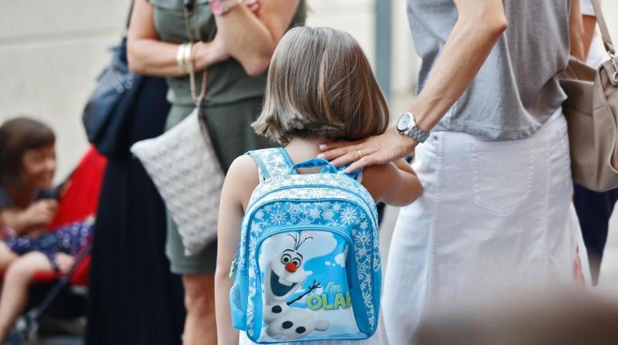 Familias con escolares acuden a un centro educativo