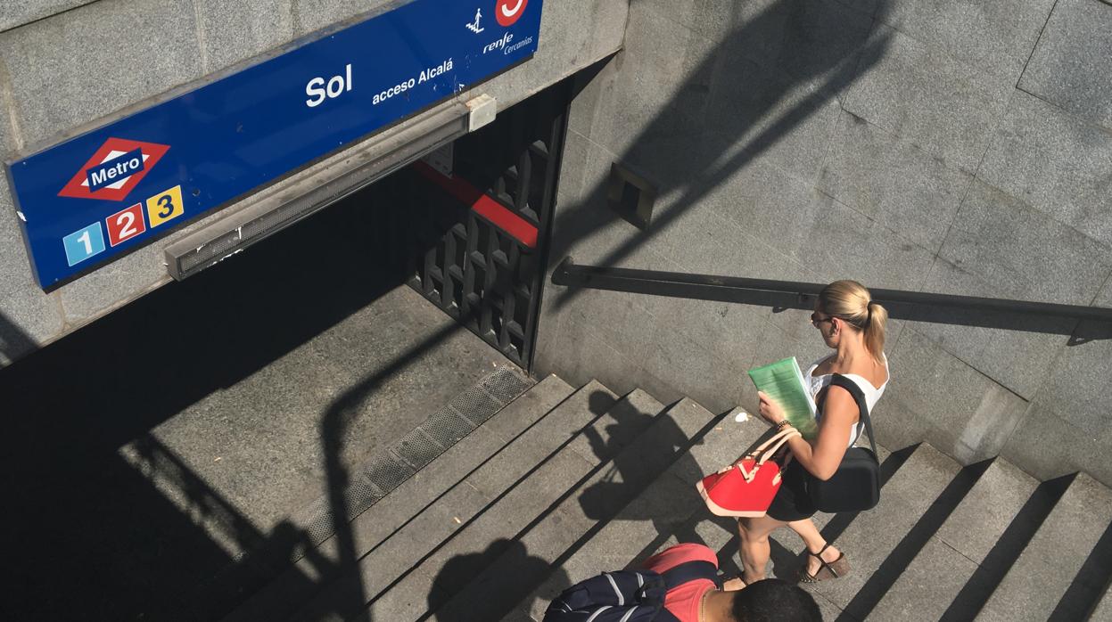 Acceso al Metro de Sol, por donde pasa la línea 2