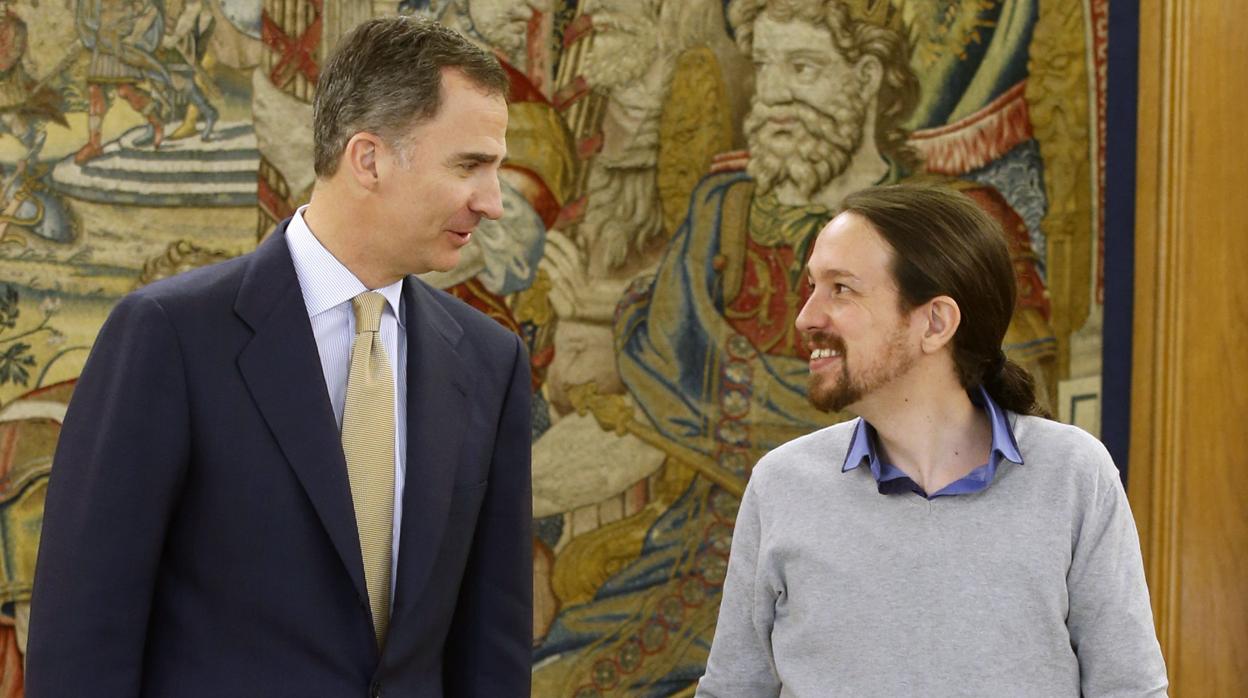 Pablo Iglesias, junto a Felipe VI en la última ronda de consultas celebrada en 2016