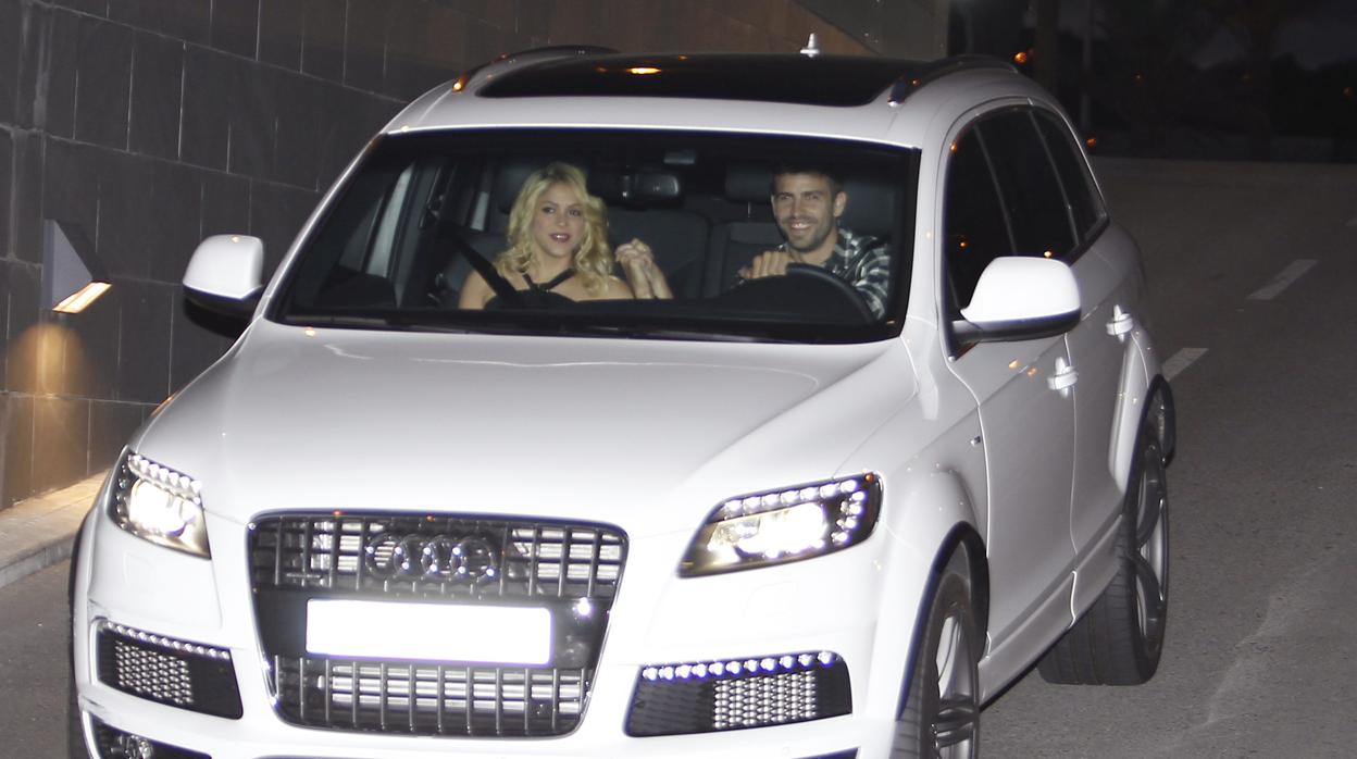 Gerard Piqué y su mujer, Shakira, en el coche del futbolista