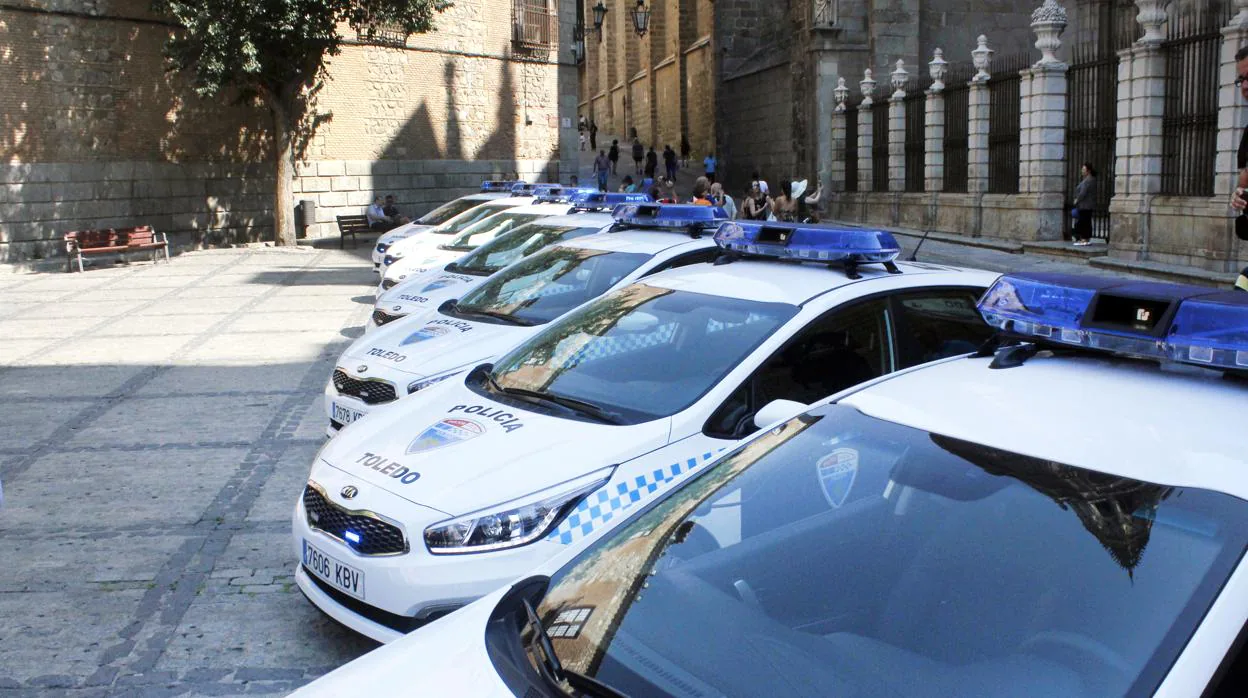 Coches de la Policía Local de Toledo en plaza del Ayuntamiento