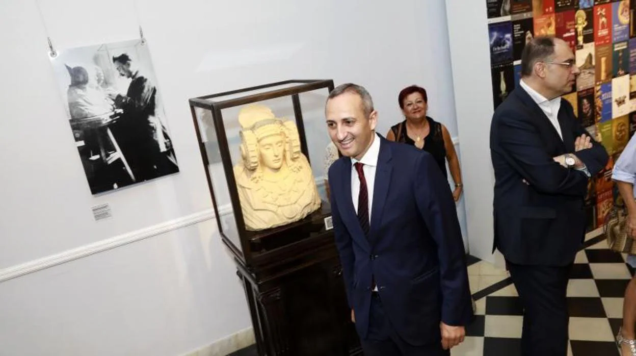 El presidente de la Diputación de Alicante junto a la réplica de la Dama de Elche