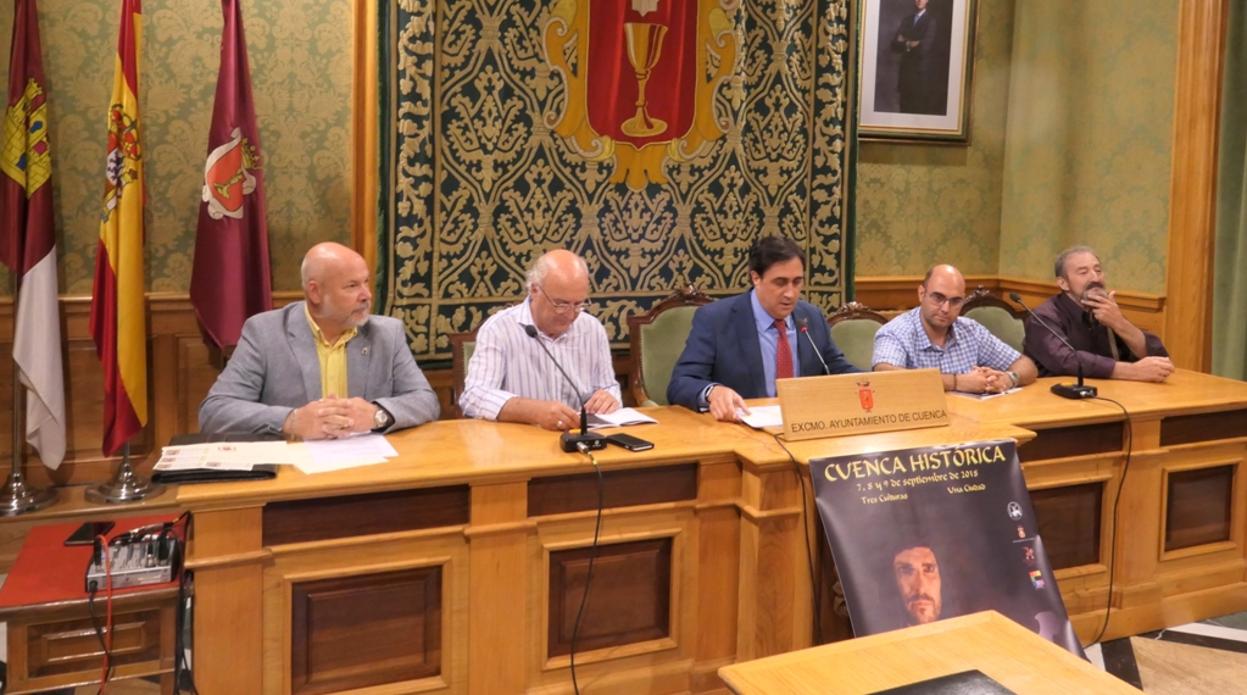 El alcalde de Cuenca, Ángel Mariscal, se ha reunido con los colaboradores y participantes de «Cuenca Histórica»