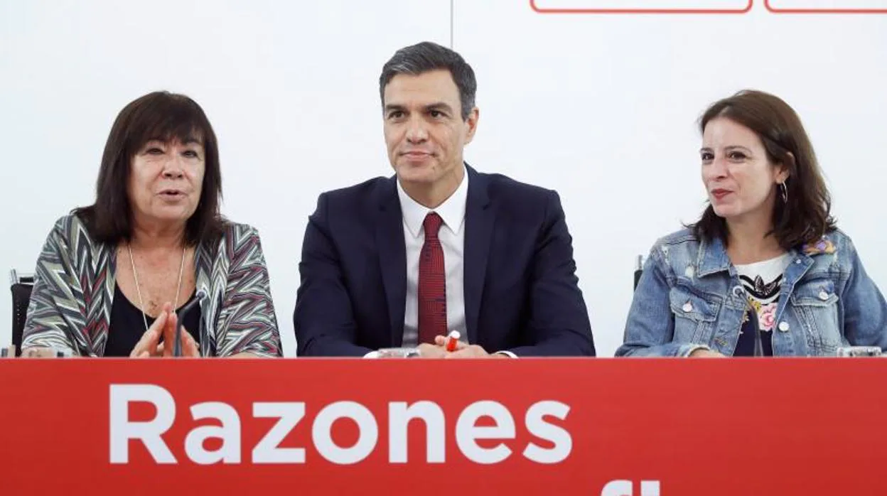 Sánchez, con Cristina Narbona y Adriana Lastra, en la ejecutiva del PSOE, ayer