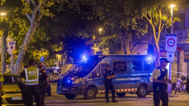 Agentes de los Mossos en una actuación nocturna