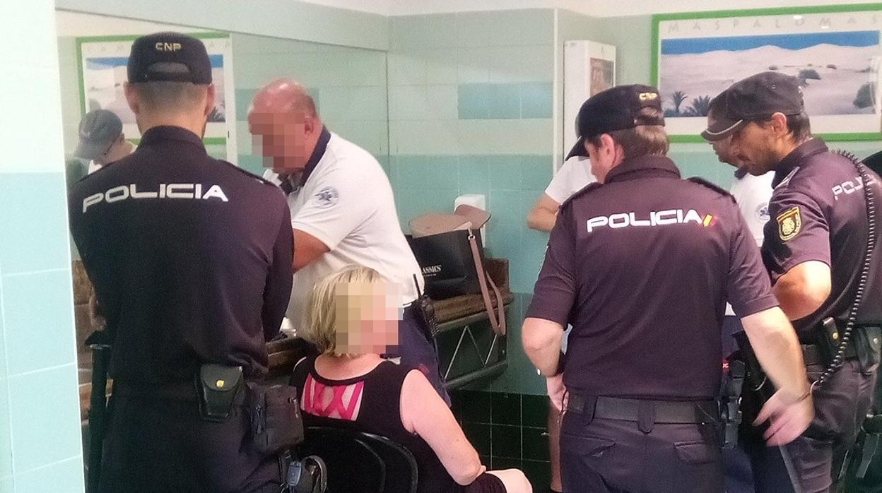 La Policía Nacional atiende a una turista francesa en Canarias por un golpe de calor