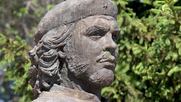 Piden cambiar un busto del Che Guevara por una estatua de Chiquito de la Calzada en Leganés