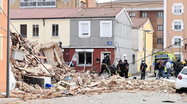 Una explosión de gas destroza dos viviendas en Gamonal y deja siete heridos