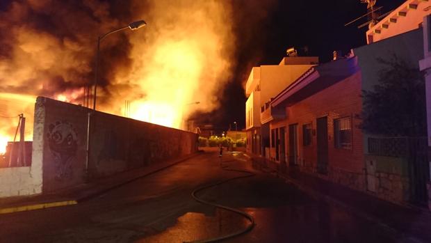 Un virulento incendio industrial obliga a desalojar viviendas en Alginet