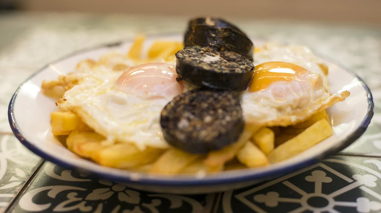 Morcilla de Burgos con huevos camperos y patatas fritas