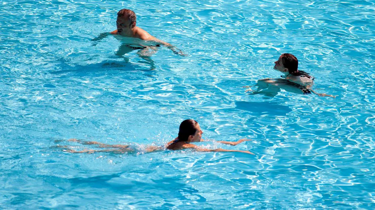 Bañistas refrescándose en una piscina